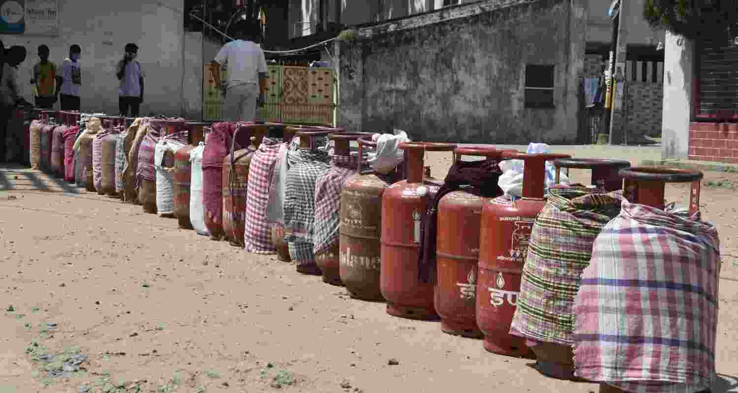 LPG supply disruptions hit Jharkhand, over 3 lakh refills pending LPG supply disruptions hit Jharkhand, over 3 lakh refills pending