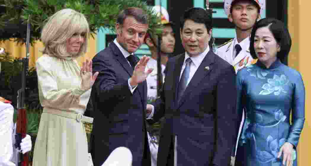 Vietnam’s President Luong Cuong and his wife Nguyen Thi Minh Nguyet welcome French President Emmanuel Macron and his wife Brigitte Macron at the Presidential Palace in Hanoi on Monday. Vietnam’s President Luong Cuong and his wife Nguyen Thi Minh Nguyet welcome French President Emmanuel Macron and his wife Brigitte Macron at the Presidential Palace in Hanoi on Monday.