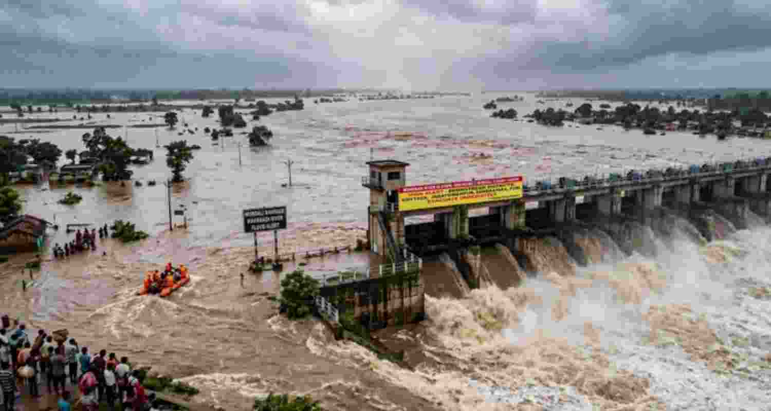 Mahanadi swells, 9.5 lakh cusecs to flow via Mundali Mahanadi swells, 9.5 lakh cusecs to flow via Mundali