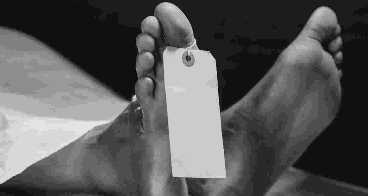 Man accused of burning wife to death allegedly dies by suicide in Raisen district hospital bathroom in Madhya Pradesh; police launch probe. Man accused of burning wife to death allegedly dies by suicide in Raisen district hospital bathroom in Madhya Pradesh; police launch probe.