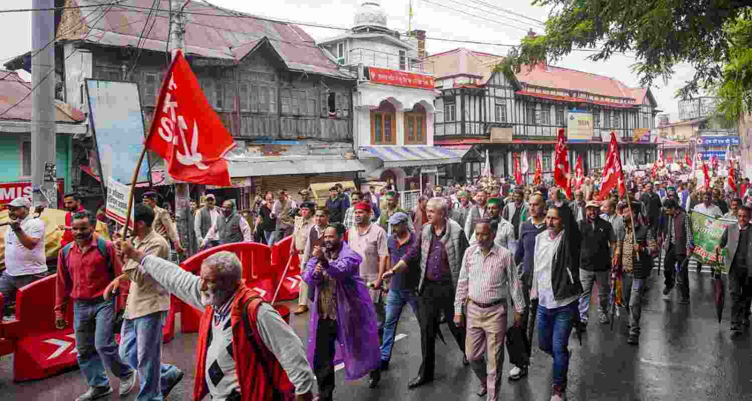 Members of the Himachal Kisan Sabha and the Apple Growers Society stage a protest in Shimla on Tuesday. Members of the Himachal Kisan Sabha and the Apple Growers Society stage a protest in Shimla on Tuesday.
