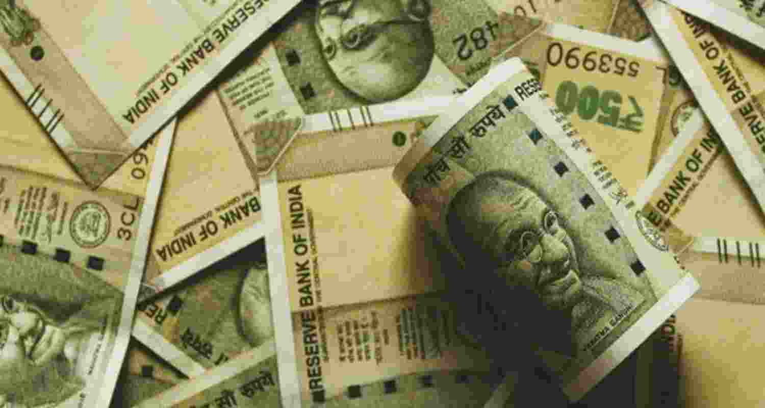 Rupee gains 28 paise to 96.25 against US dollar Rupee gains 28 paise to 96.25 against US dollar