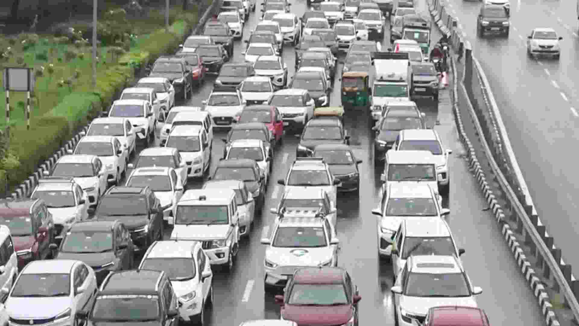 Delhi govt urges SC to reconsider 'ban' on old vehicles in NCR Delhi govt urges SC to reconsider 'ban' on old vehicles in NCR