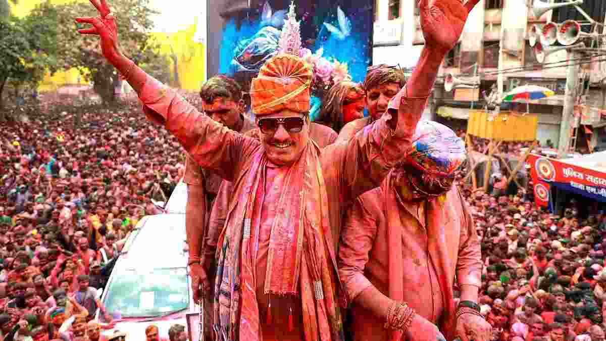 Madhya Pradesh CM joins Indore's eight decade 'Ger' holi tradition ; efforts initiated for UNESCO recognition Madhya Pradesh CM joins Indore's eight decade 'Ger' holi tradition ; efforts initiated for UNESCO recognition