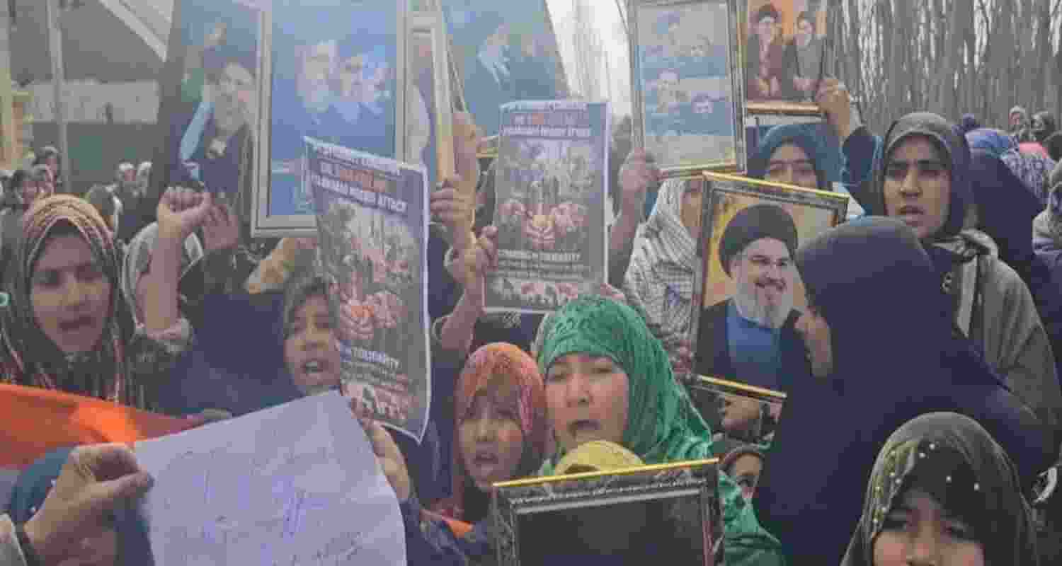 Shias in Kashmir protest mosque blast, raise anti Pak slogans Shias in Kashmir protest mosque blast, raise anti Pak slogans