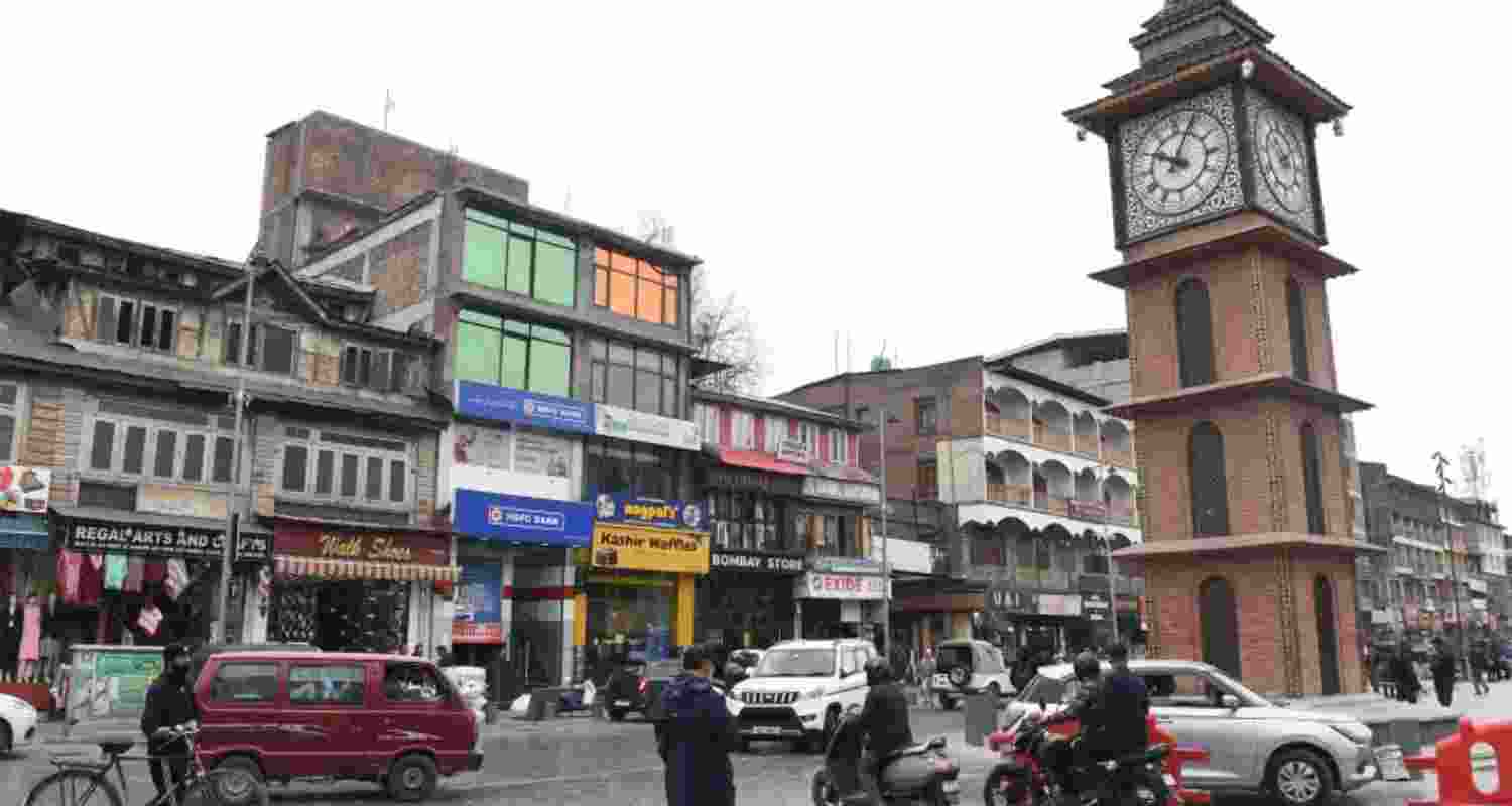 Kashmir limping back to normalcy, markets open after six days Kashmir limping back to normalcy, markets open after six days