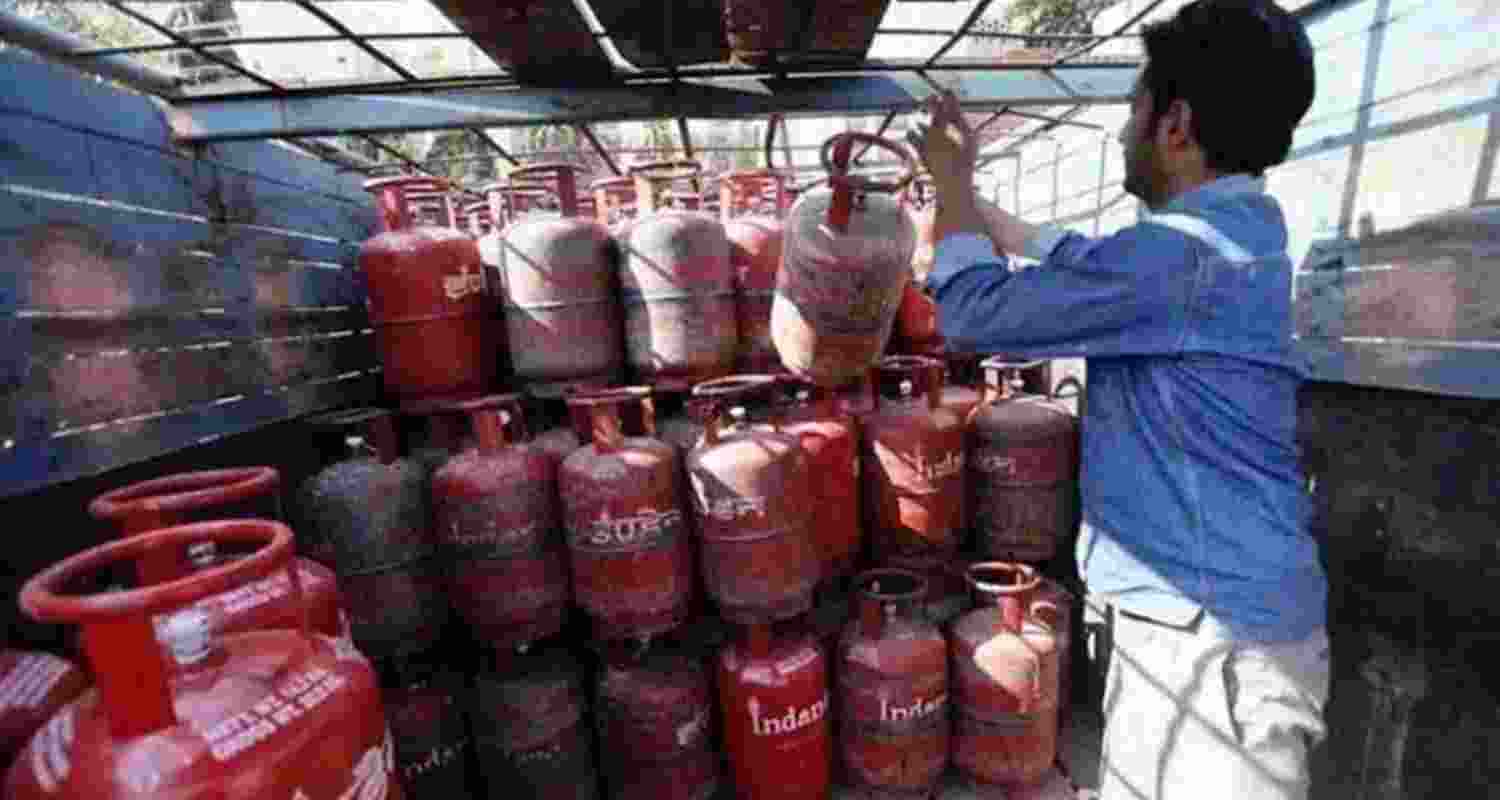 No fuel shortage in Kashmir: Divisional Commissioner No fuel shortage in Kashmir: Divisional Commissioner