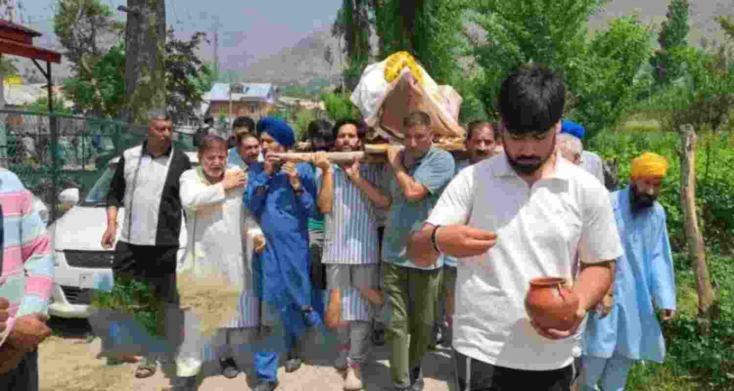 Muslims, Sikhs join last rites of Kashmiri Pandit woman in Tral Muslims, Sikhs join last rites of Kashmiri Pandit woman in Tral