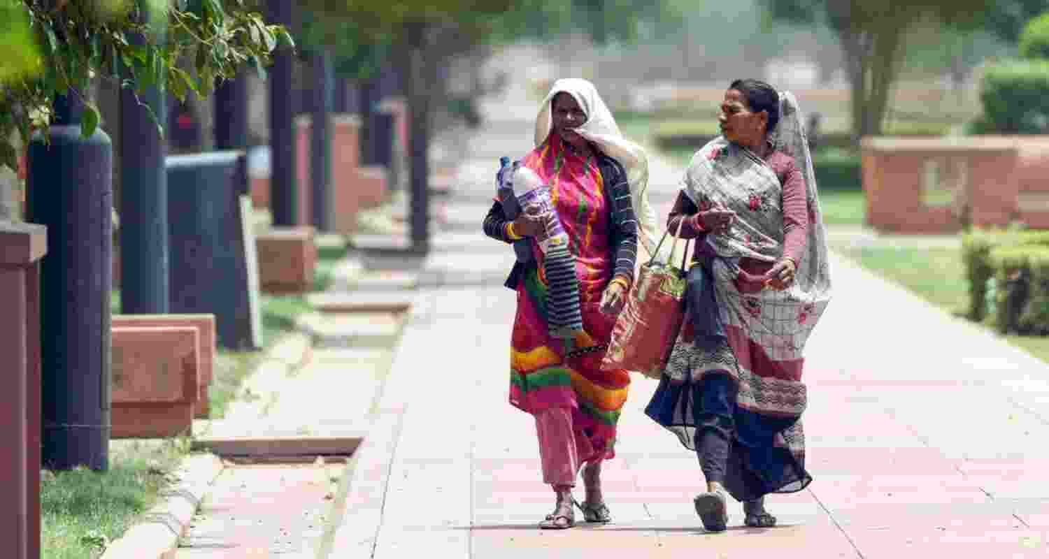 Delhi reels under heatwave, mercury crosses 45 degrees Celsius Delhi reels under heatwave, mercury crosses 45 degrees Celsius