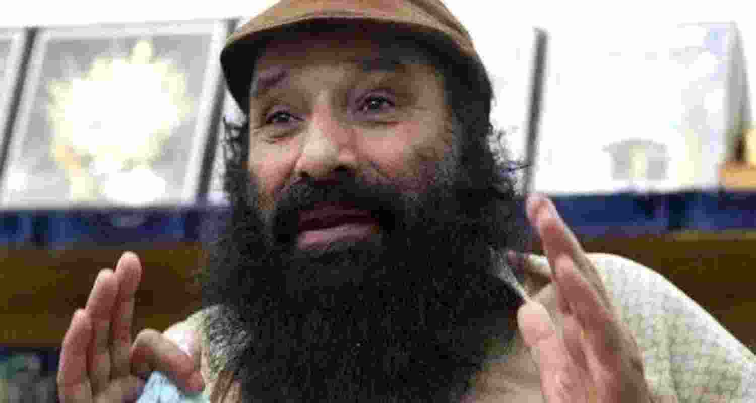J&K Police executes proclamation order against HM chief Salaudin J&K Police executes proclamation order against HM chief Salaudin