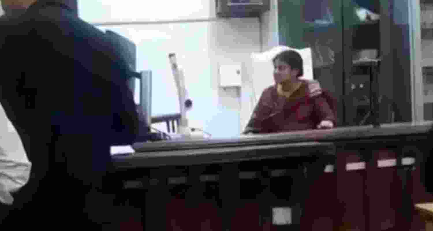 Woman occupies judge's chair in Varanasi court, attempts hearing Woman occupies judge's chair in Varanasi court, attempts hearing