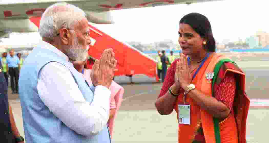 BJP’s Ritu Tawde greets Prime Minister Narendra Modi. (image: PTI) BJP’s Ritu Tawde greets Prime Minister Narendra Modi. (image: PTI)