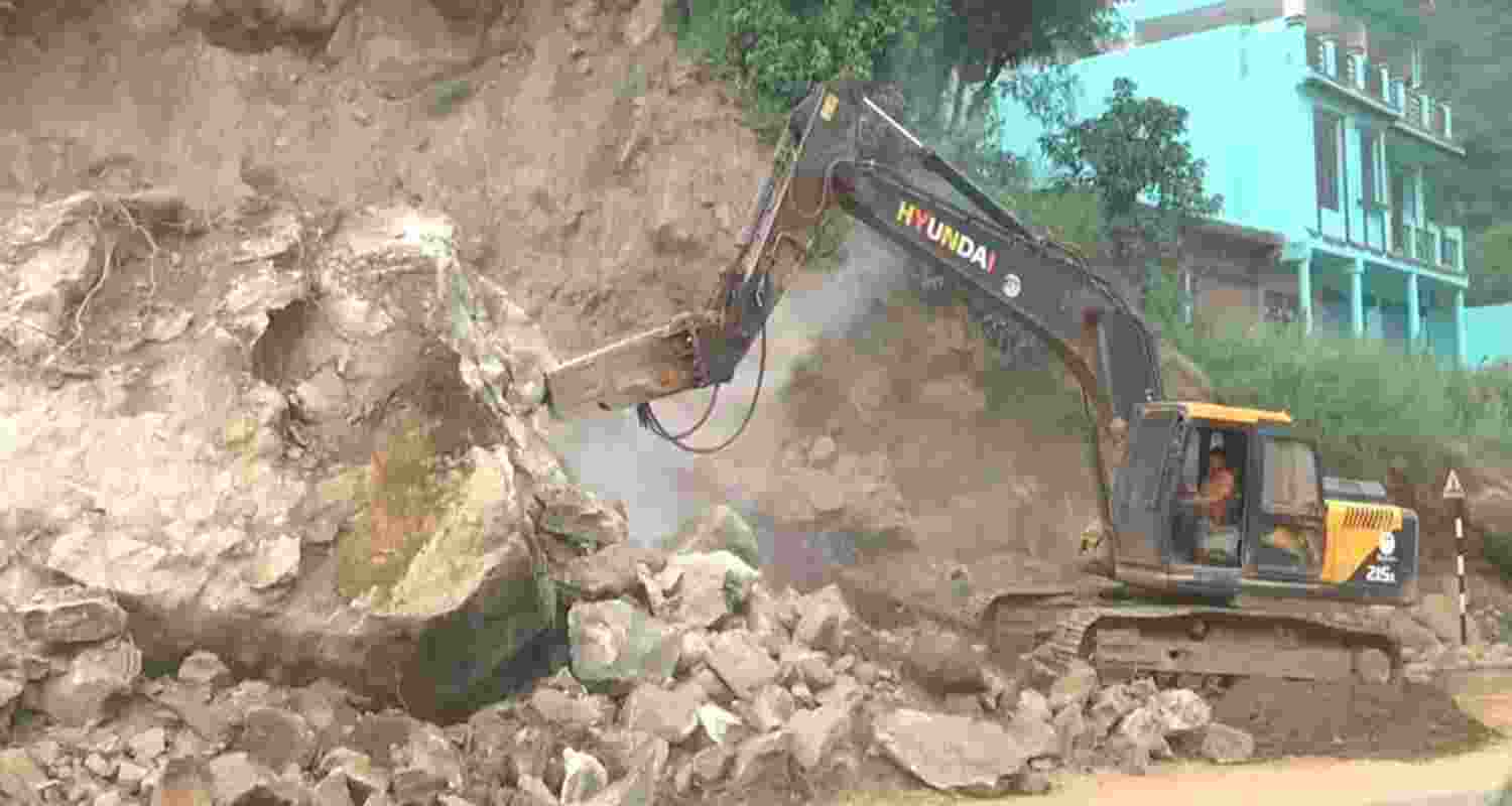 J-K roads back on track after flood fury J-K roads back on track after flood fury