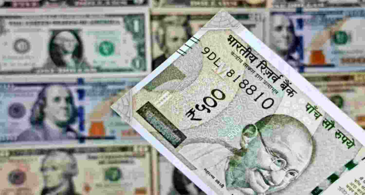 Rupee drops 4 paise against US dollar, gold price decline in early trade Rupee drops 4 paise against US dollar, gold price decline in early trade