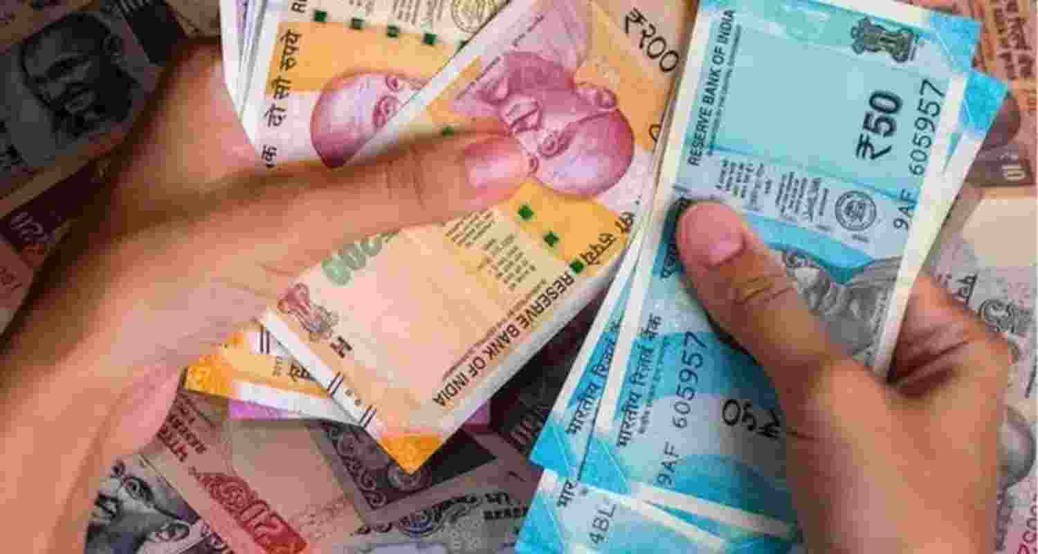 Rupee falls 28 paise to 95.64 against US dollar in early trade Rupee falls 28 paise to 95.64 against US dollar in early trade
