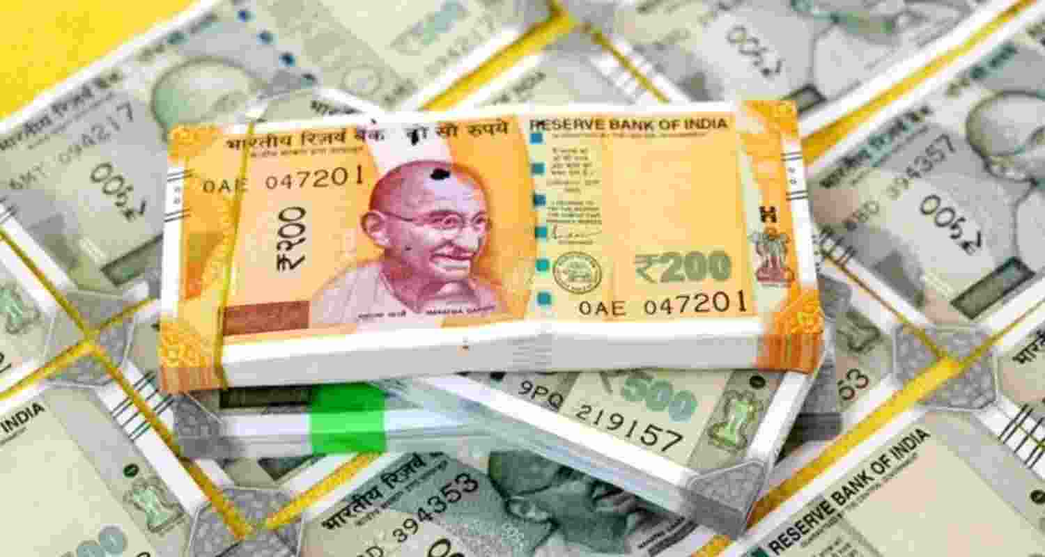 Rupee rises 40 paise to 95.20 against US dollar in early trade Rupee rises 40 paise to 95.20 against US dollar in early trade