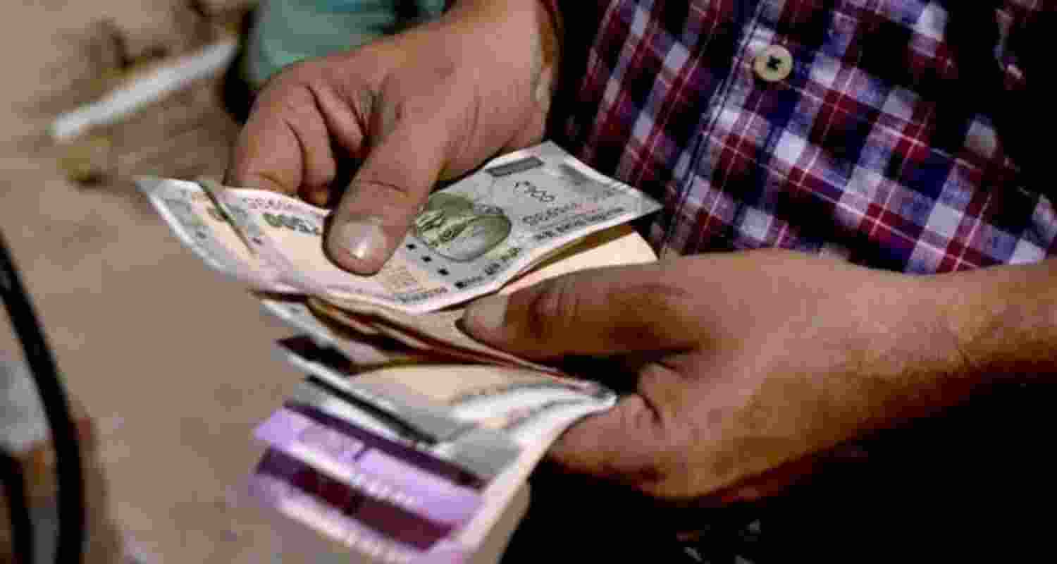 Rupee falls 15 paise to 95.56 against US dollar in early trade Rupee falls 15 paise to 95.56 against US dollar in early trade