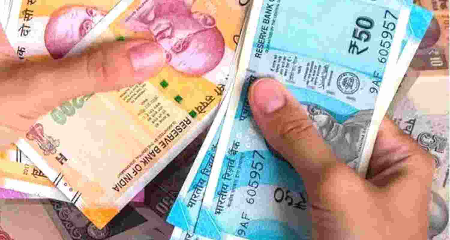 Rupee rises 65 paise to 95.20 against US dollar in early trade Rupee rises 65 paise to 95.20 against US dollar in early trade