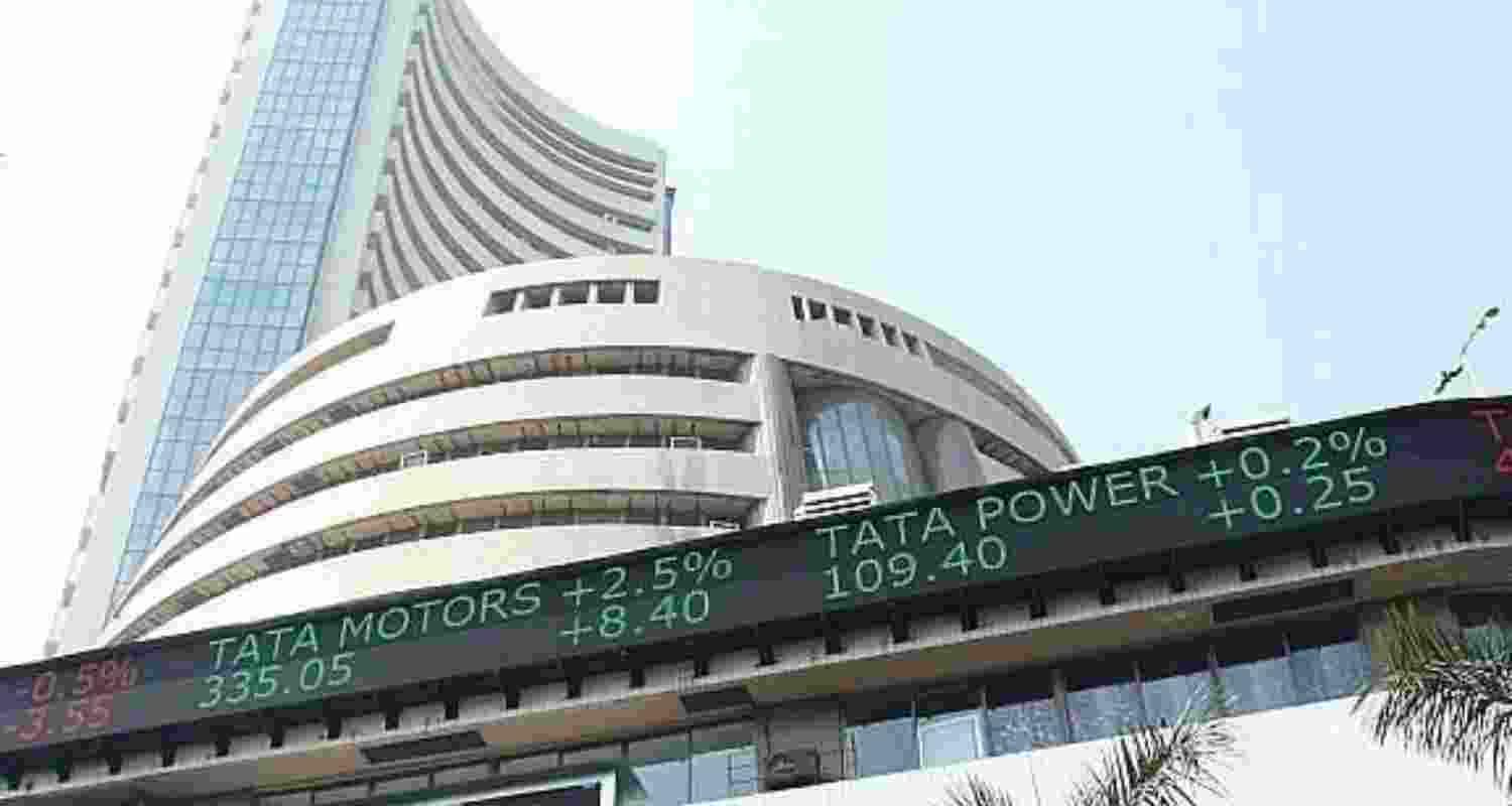 Sensex crashes 700 pts, Nifty falls 180 pts in early trade Sensex crashes 700 pts, Nifty falls 180 pts in early trade