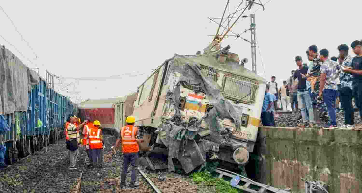 2 killed, 20 injured as 18 coaches of Howrah-Mumbai mail derails in Jharkhand 2 killed, 20 injured as 18 coaches of Howrah-Mumbai mail derails in Jharkhand