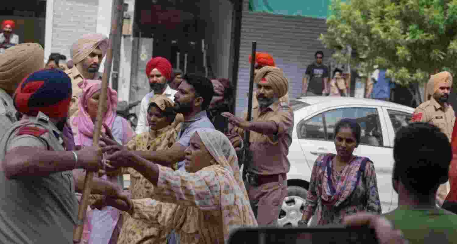 SHO moved after DSP suspended over lathicharge on sanitation workers in Barnala SHO moved after DSP suspended over lathicharge on sanitation workers in Barnala