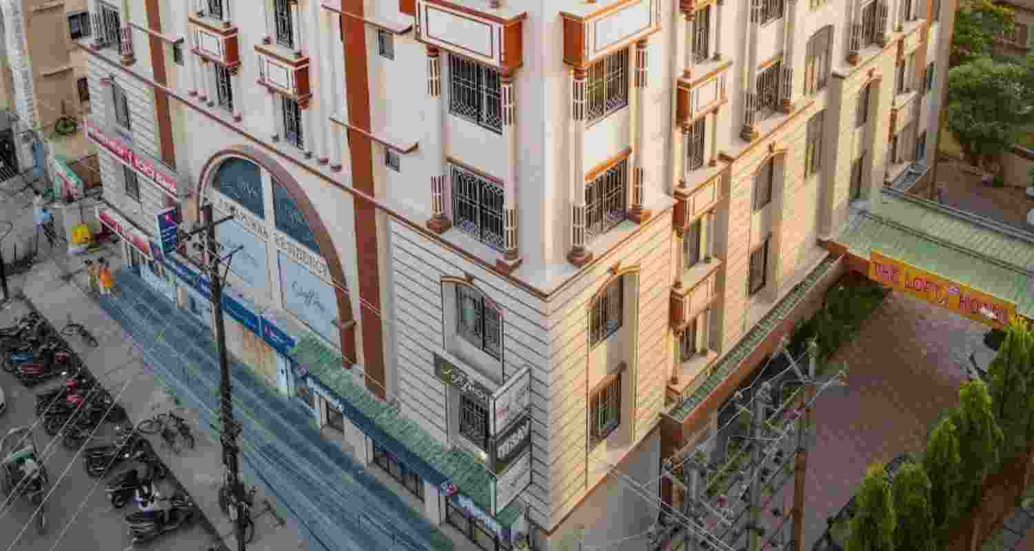 Siliguri hoteliers lift 13-month ban on Bangladeshi tourists after formation of new government in Bangladesh, hoping to revive tourism and improve ties. Siliguri hoteliers lift 13-month ban on Bangladeshi tourists after formation of new government in Bangladesh, hoping to revive tourism and improve ties.