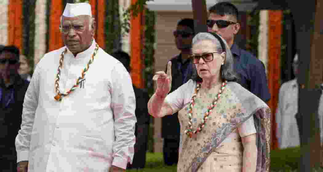 New Delhi: Congress Parliamentary Party (CPP) Chairperson Sonia Gandhi and Congress President Mallikarjun Kharge during the 80th Independence Day celebrations at AICC headquarters, in New Delhi, on Saturday. New Delhi: Congress Parliamentary Party (CPP) Chairperson Sonia Gandhi and Congress President Mallikarjun Kharge during the 80th Independence Day celebrations at AICC headquarters, in New Delhi, on Saturday.