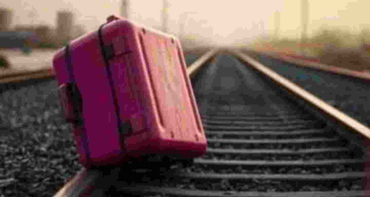 Girl’s body found in suitcase near Bengaluru railway tracks Girl’s body found in suitcase near Bengaluru railway tracks