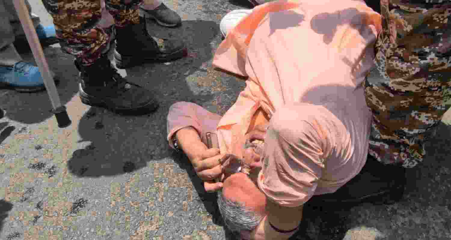 TMC MP Kalyan Banerjee sustained a head injury during a clash between TMC and BJP workers outside Chanditala Police Station in Hooghly. TMC MP Kalyan Banerjee sustained a head injury during a clash between TMC and BJP workers outside Chanditala Police Station in Hooghly.