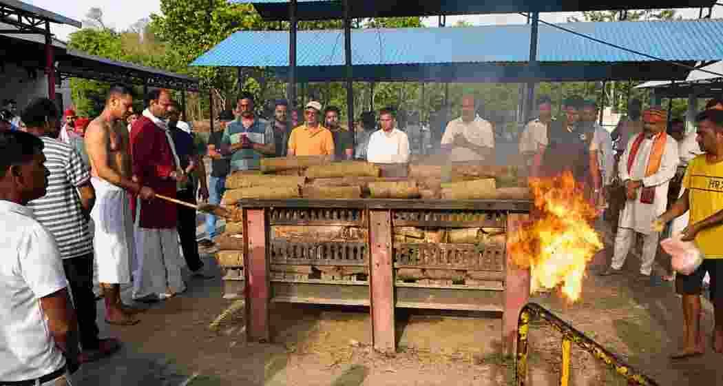 Family members and relatives perform the last rites of former model-turned-actor Twisha Sharma at Bhadbhada Vishram Ghat in Bhopal on Sunday following a second autopsy ordered by the Madhya Pradesh High Court. Family members and relatives perform the last rites of former model-turned-actor Twisha Sharma at Bhadbhada Vishram Ghat in Bhopal on Sunday following a second autopsy ordered by the Madhya Pradesh High Court.