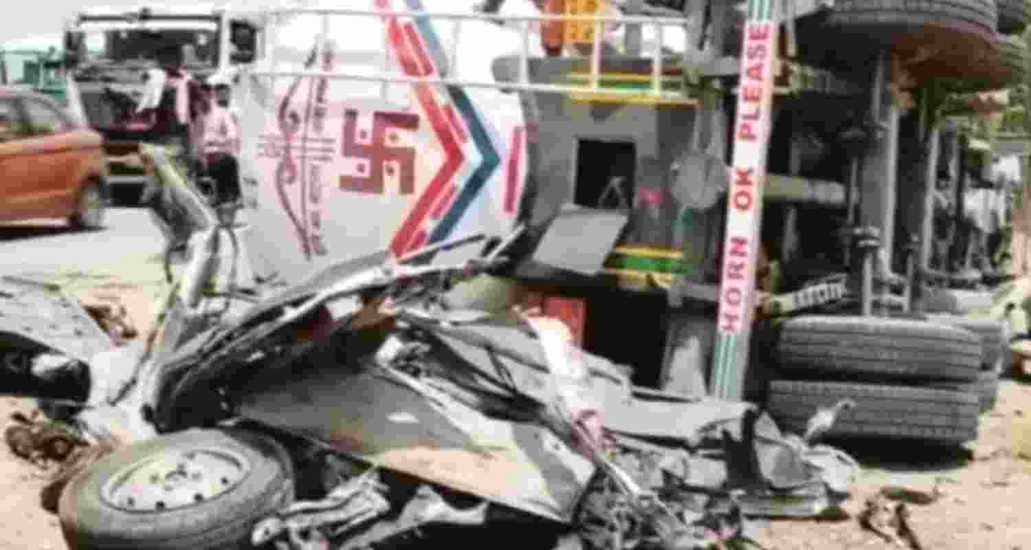 Fatal crash in Dudu claims eight lives in horrific accident. Fatal crash in Dudu claims eight lives in horrific accident.