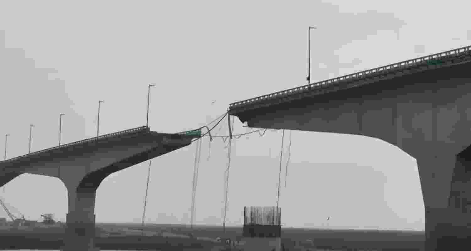 An expert engineering committee has been formed to investigate the bridge collapse. An expert engineering committee has been formed to investigate the bridge collapse.