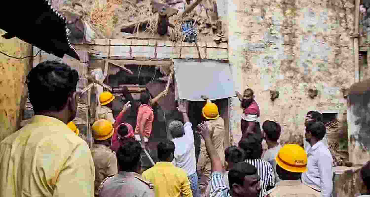 Four members of a family lost their lives after the roof of an old rented house collapsed amid heavy rainfall and strong winds in Karnataka’s Vijayapura district. Four members of a family lost their lives after the roof of an old rented house collapsed amid heavy rainfall and strong winds in Karnataka’s Vijayapura district.