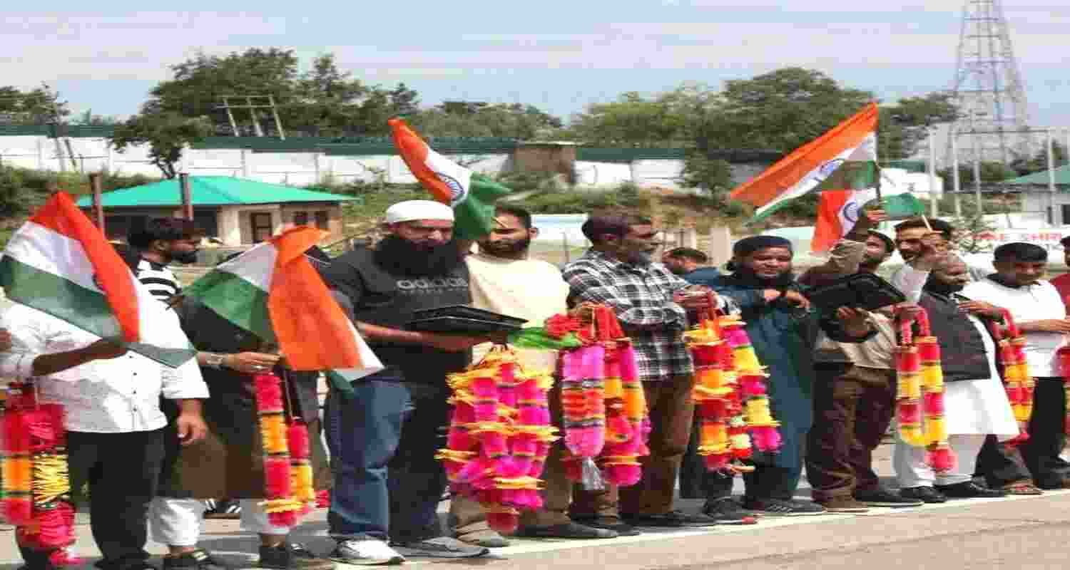 The first batch of Amarnath pilgrims receives a warm welcome after arriving in Kashmir on Thursday. The first batch of Amarnath pilgrims receives a warm welcome after arriving in Kashmir on Thursday.