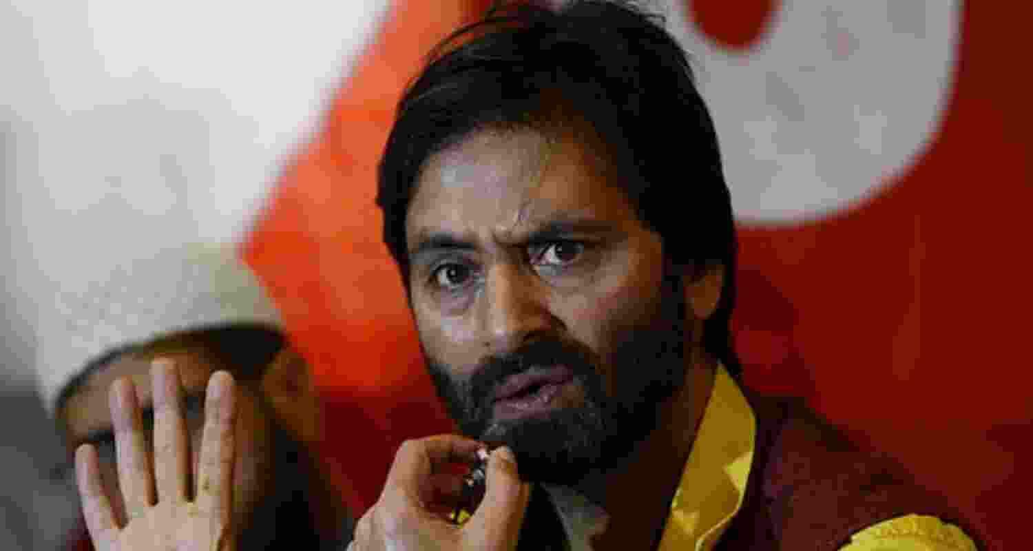 Malik for obvious reasons wants to wipe out his past that is full of killings and bloodshed. Malik for obvious reasons wants to wipe out his past that is full of killings and bloodshed.